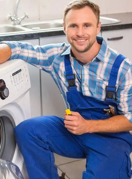Опытный мастер по ремонту стиральных машин